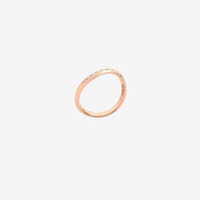 Anello Essentials DoDo in oro rosa 9K con 9 diamanti bianchi, design wave e intreccio di catene.